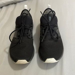 9.5 New Balance tennis shoes